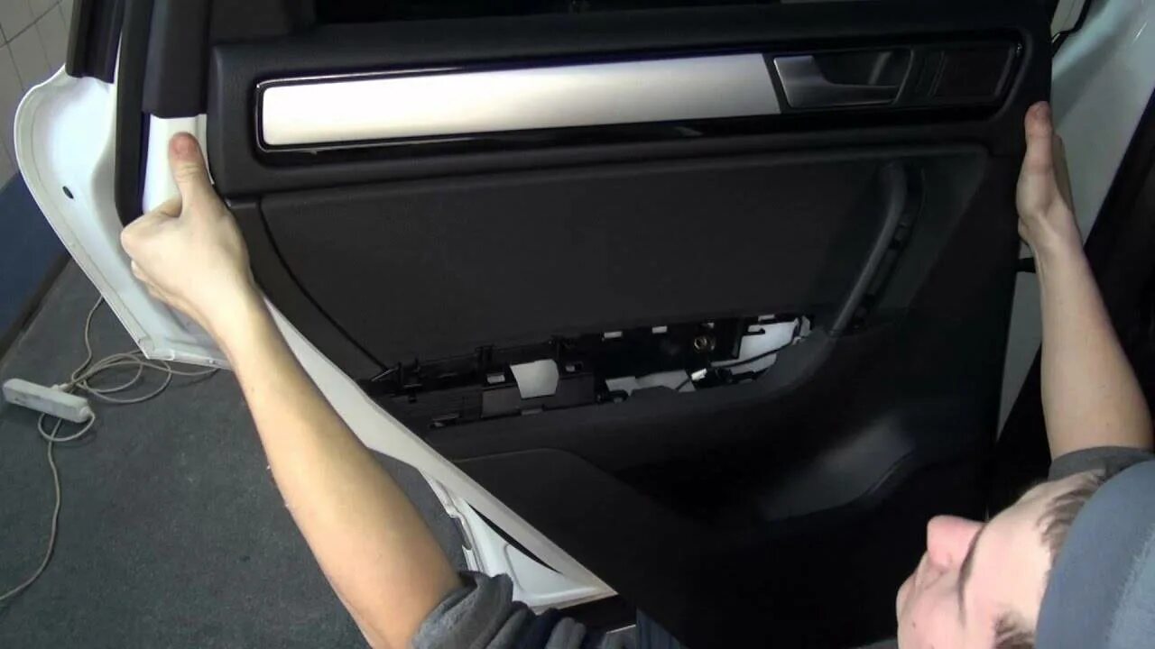 VW Touareg обшивка двери снятие. Обшивка задней двери Touareg NF 2013. Разборка передней двери Туарег 2004. Снятие обшивки двери Туарег.