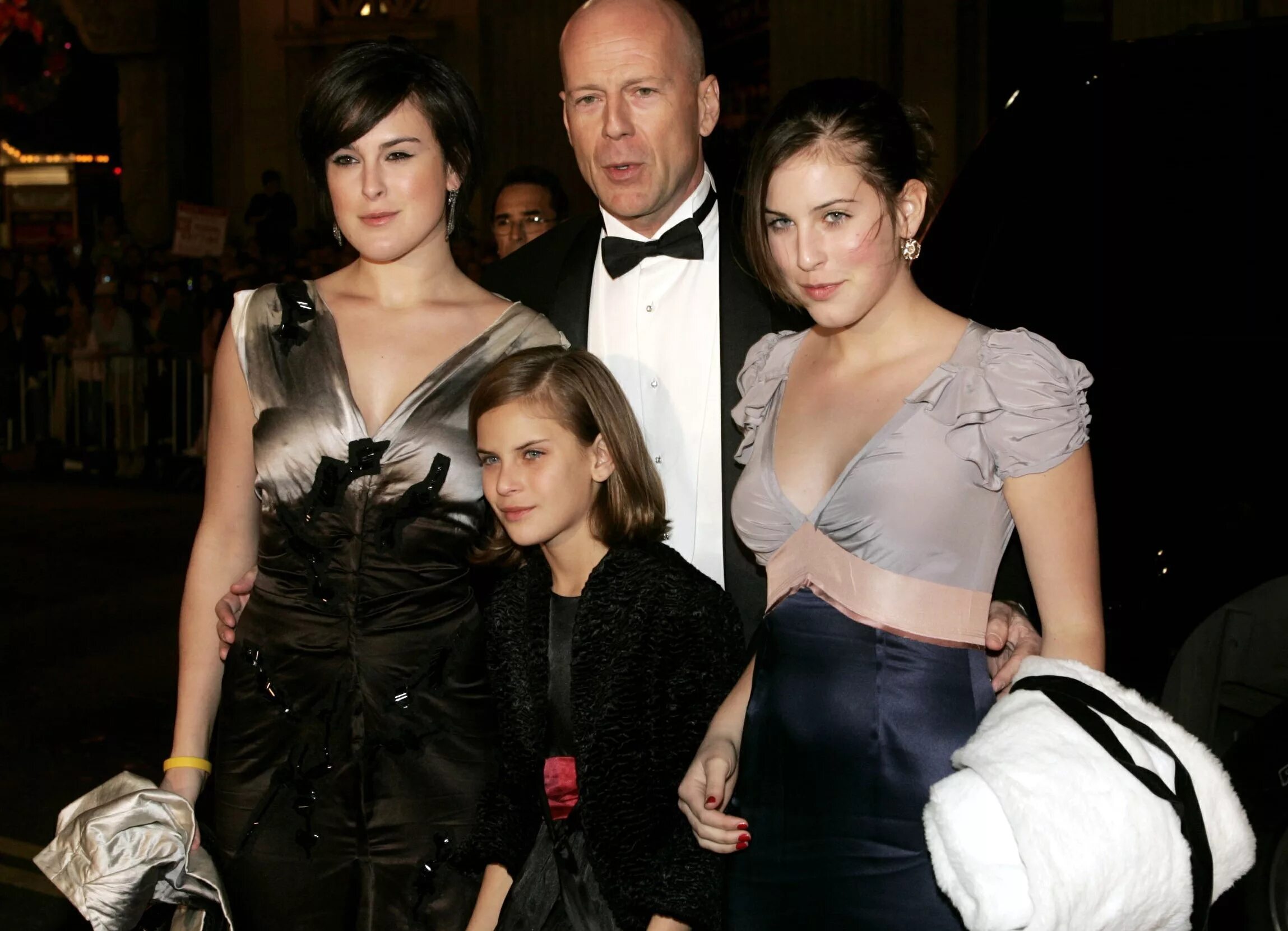 Дочери брюса уиллиса и деми мур. Дочь от второго брака. Дочь от второго брака. Брюс уиллис с женой и детьми. Дети тютчева от второго брака.