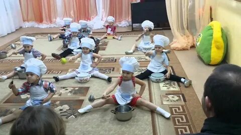 Танцует младшая группа