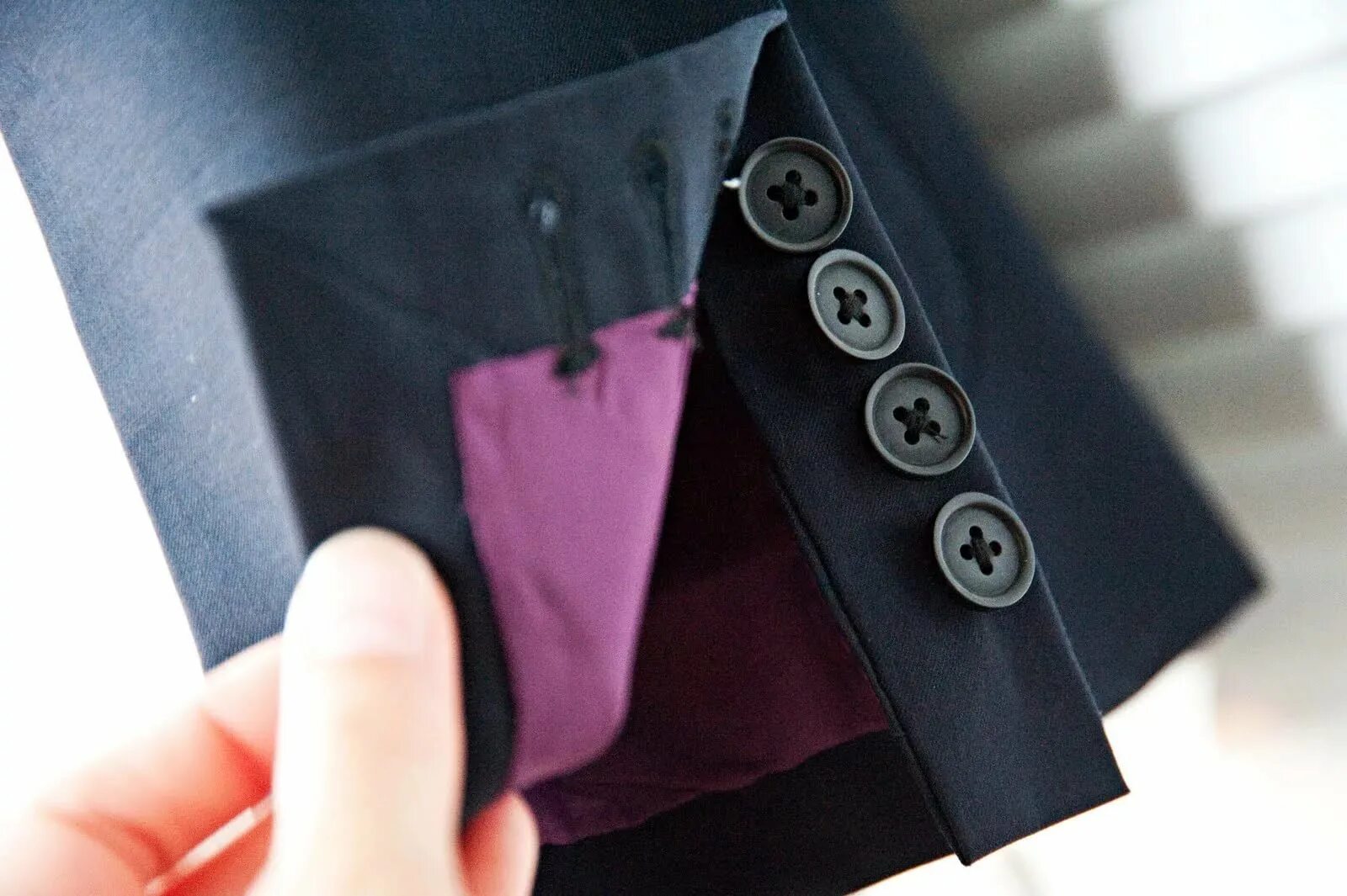 Брюки с потайной молнией. Пуговица застежка. Манжет кармана. Манжеты на пиджаке. Манжет кармана.