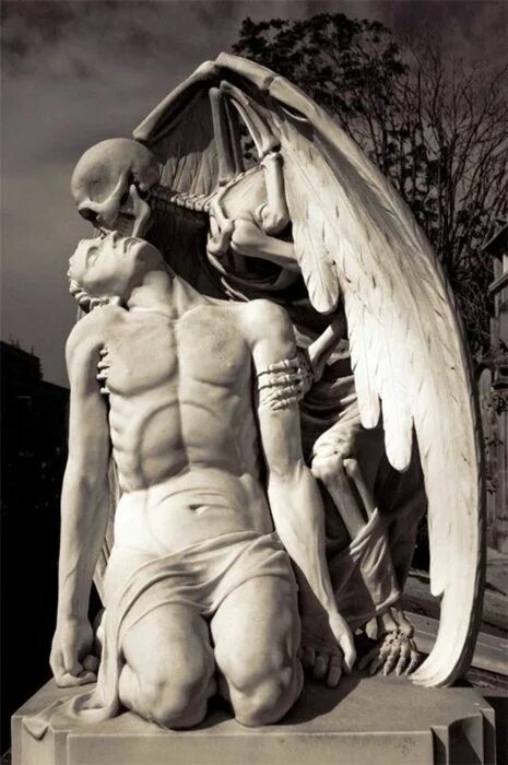 Eros thanatos. Танатос Бог статуя. Кладбище Побленоу Барселона поцелуй смерти. Танатос Бог смерти статуя. Танатос ангел смерти.