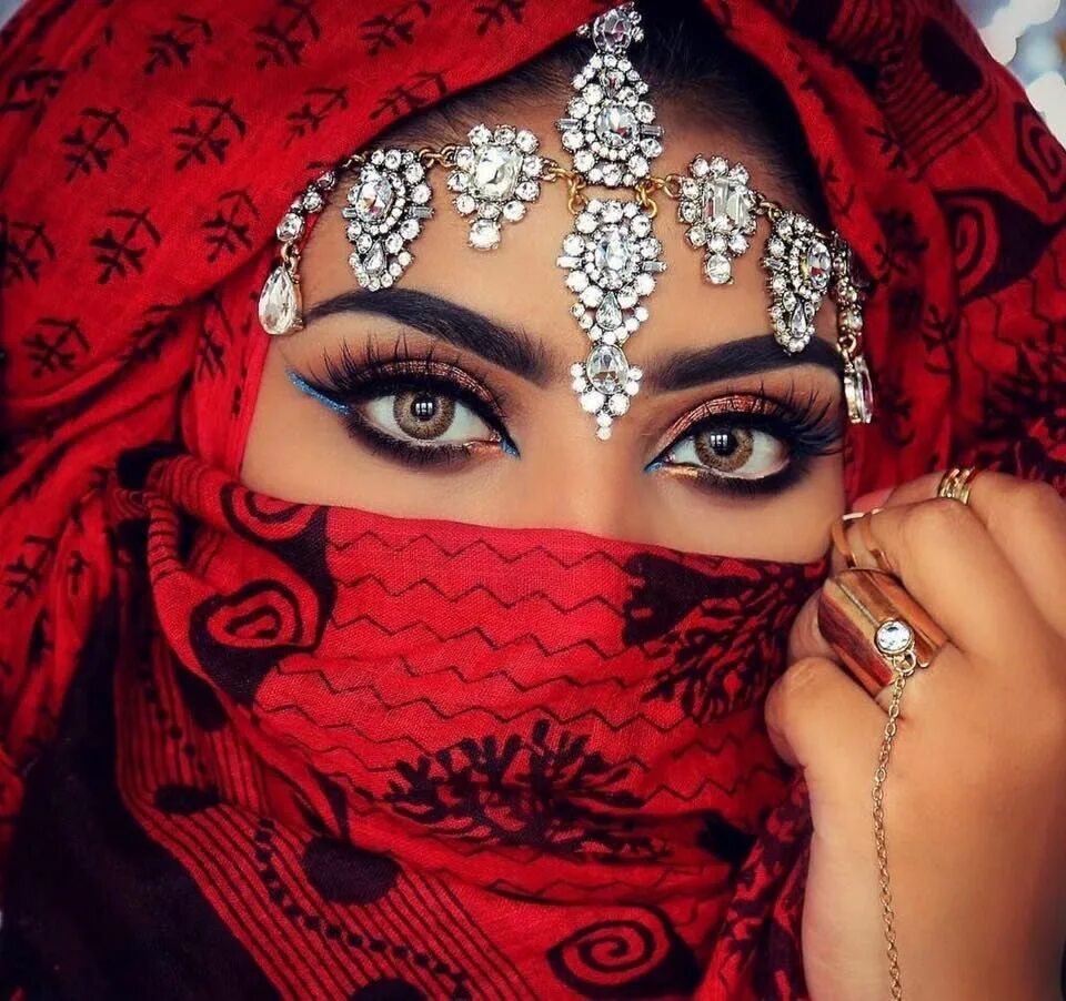 Никаб жади. Сабина байсакова восточные глаза. Глаза арабки. Восточные глаза. Восточный макияж глаз жади.