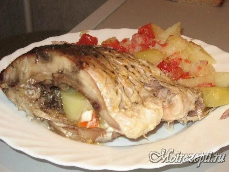 Сазан как приготовить вкусно. Сазан в духовке. рыба сазан в духовке. сазан запеченный в духовке. сазан запеченный в духовке кусочками.