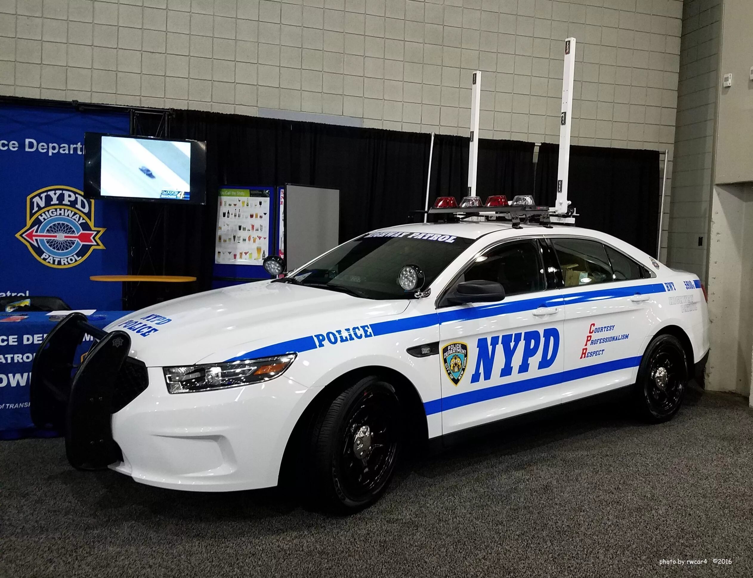 Сколько полицейских машин. Ford Mondeo Police Interceptor. Ford Mondeo NYPD. Ford Police Interceptor sedan. Машина NYPD Police.