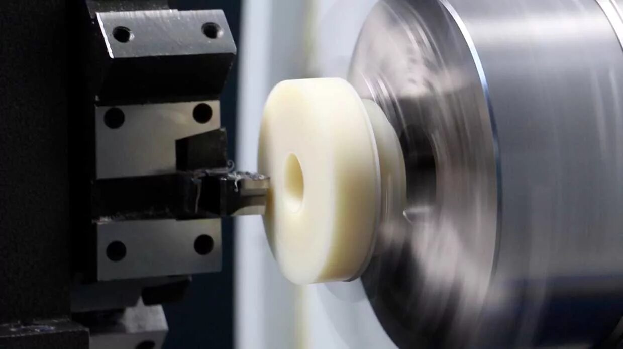 Обработка изделий из пластмасс. Фрезерный станок металлообработка. Смазочно-охлаждающие жидкости для станков чпу. Фрезеровка капролона. Обработка изделий из пластмасс.