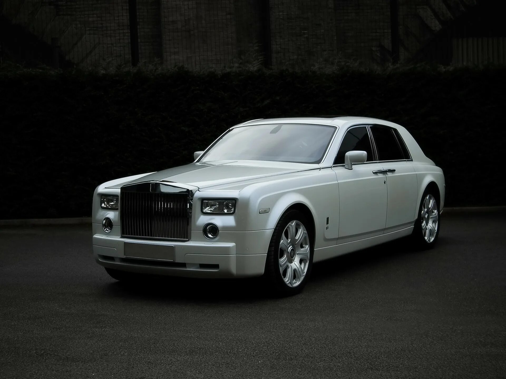 Rolls Royce Phantom 2009. Rolls Royce Phantom белый. Роллс Ройс Фантом 2009 белый. Роллс Ройс Фантом 2009 года.