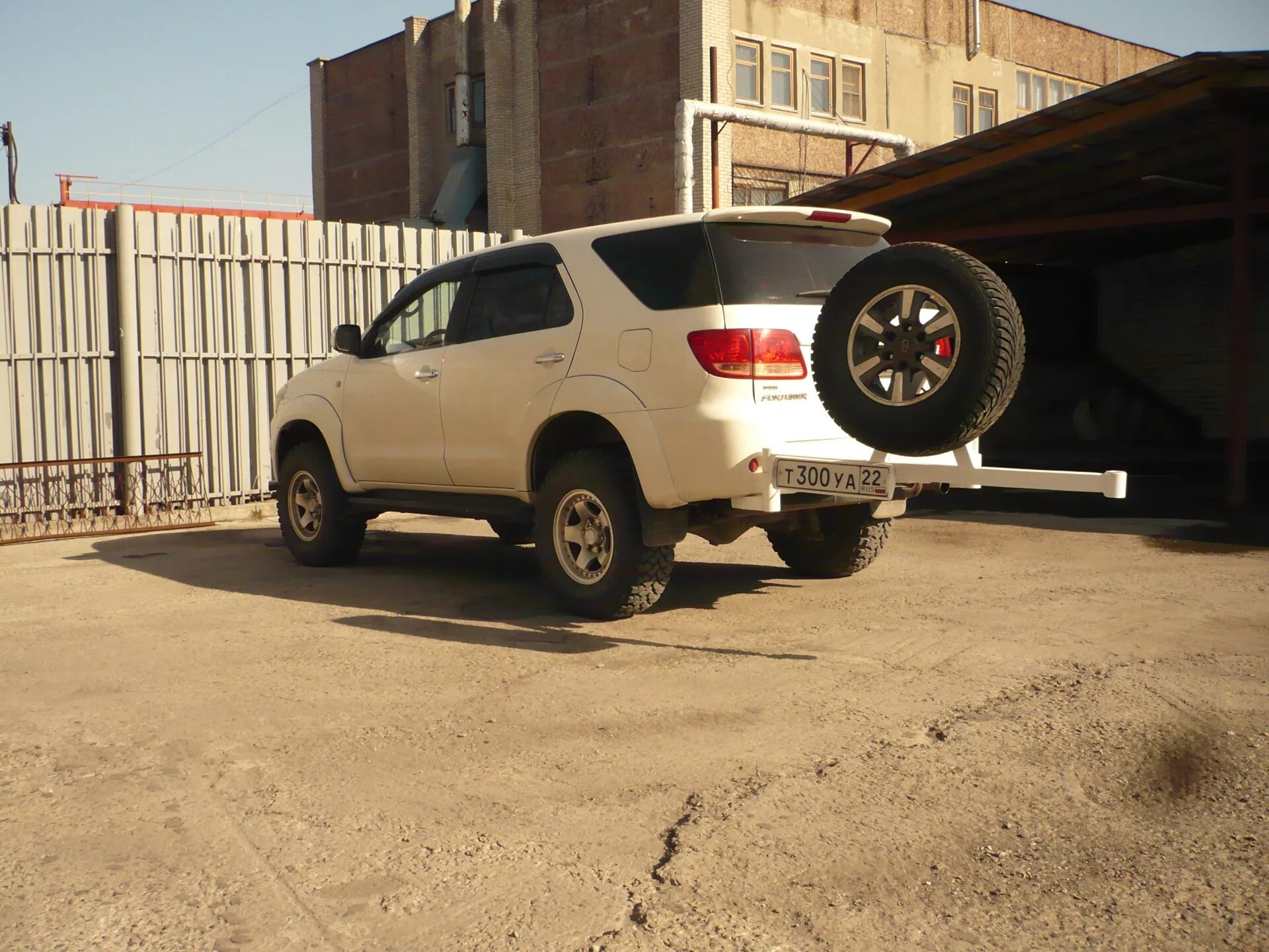 Prado 150 калитка. Toyota fortuner 31 колеса. Тойота калитка. Задний борт 4runner 130. Тойота калитка.