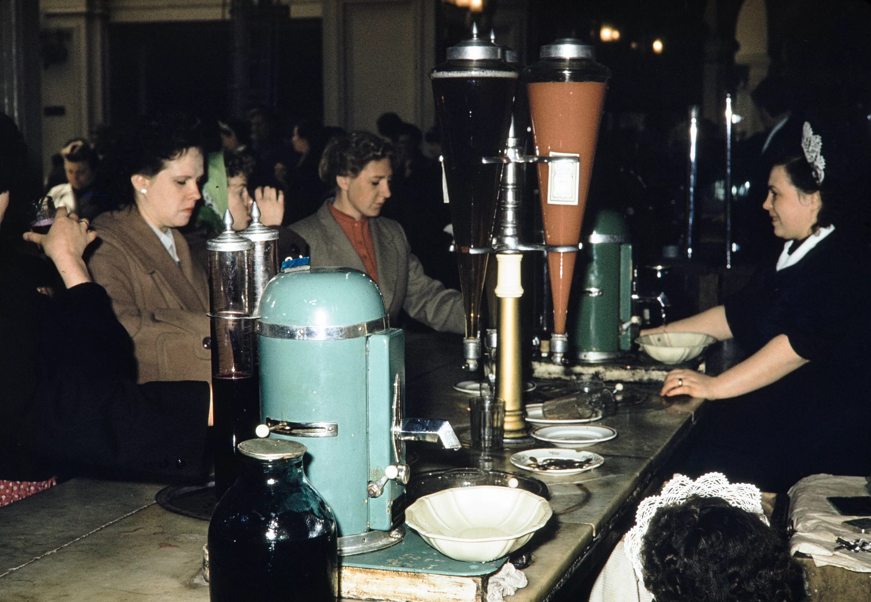 Харрисон Форман в Москве 1959 года. Разливной томатный сок в СССР. Соки в советских магазинах. Конусы с соком в советских магазинах. Вода вода томатный сок вода вода