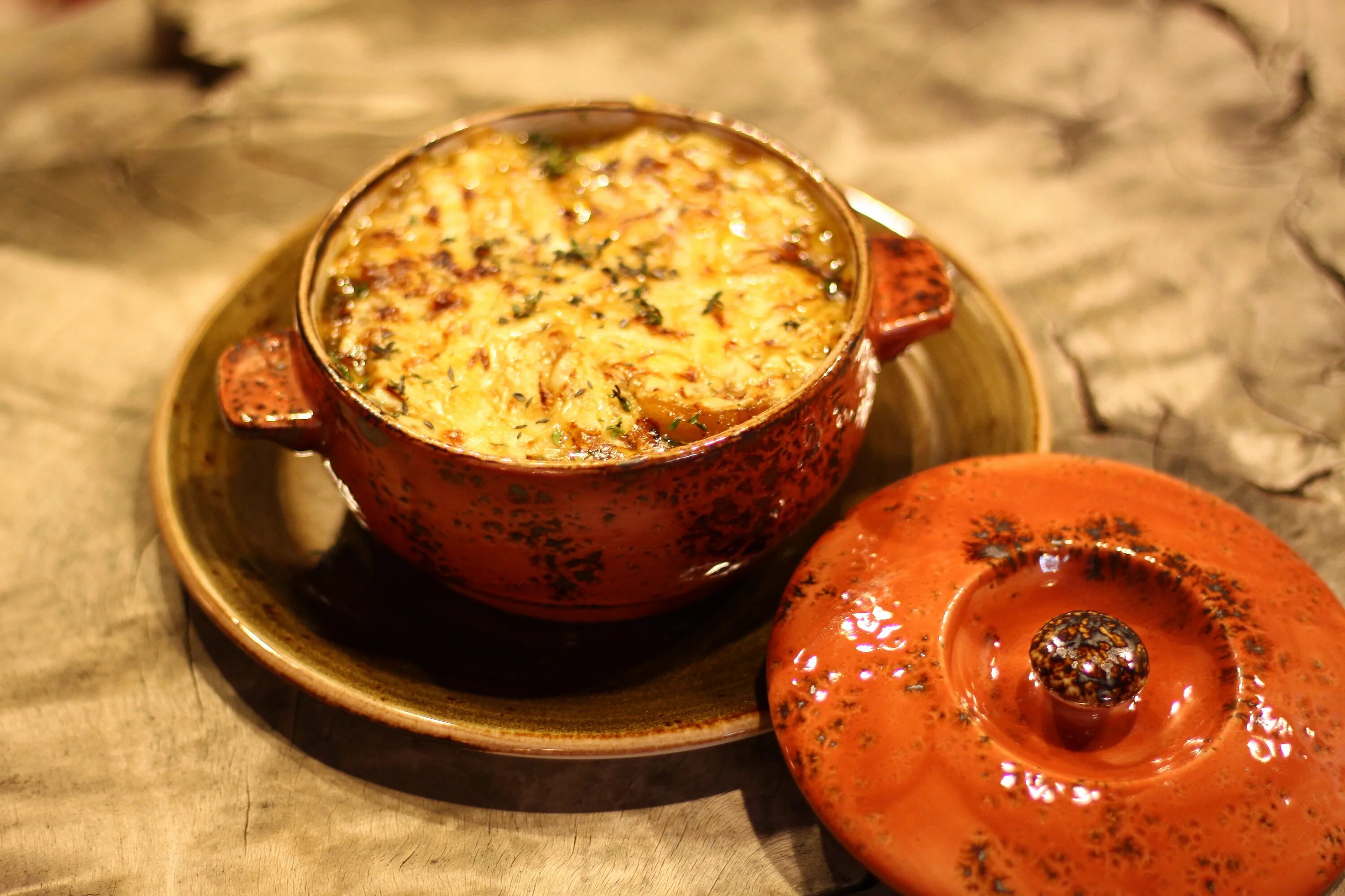 жаркое из курицы в горшочках. говядина в горшочке в духовке с картошкой и овощами. чанахи в горшочках в духовке. блюда в горшочках рецепты с курицей. курица с картошкой в горшочке.