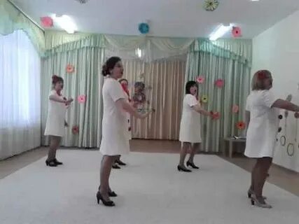 Воспитательница на утреннике