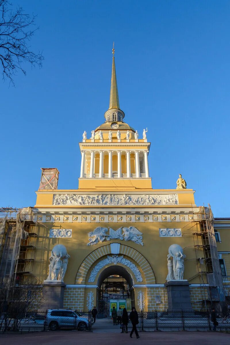 Здание памятник петербург. Бюст петра на нахимовском училище. Доменико трезини первый архитектор санкт-петербурга. Здание памятник петербург. Здание адмиралтейства в санкт-петербурге.
