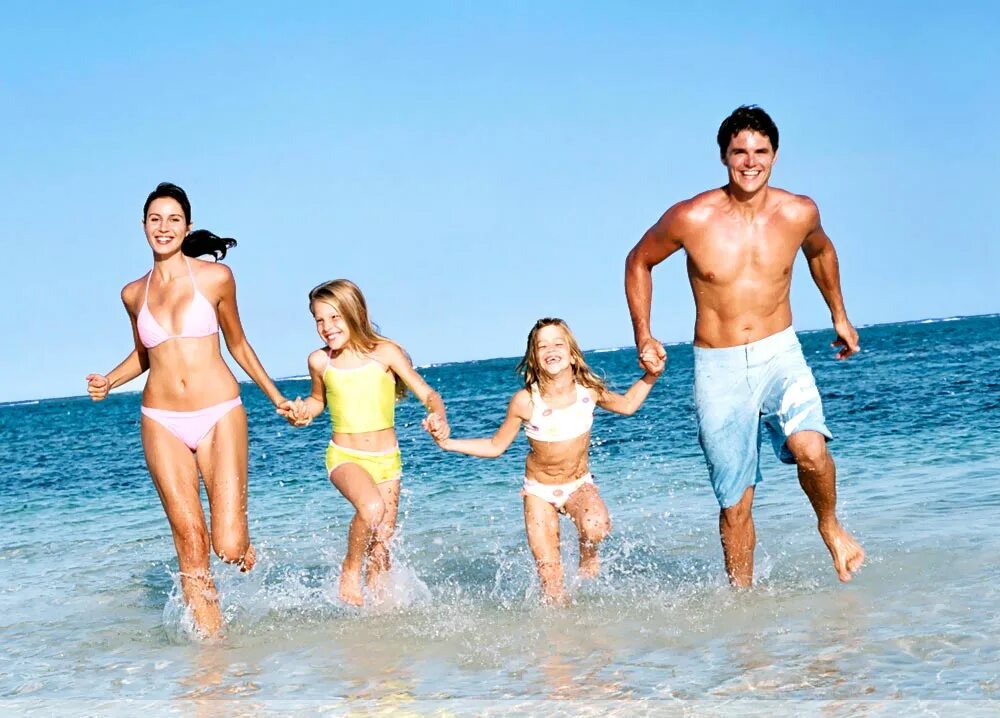 Фотография семейный отдых. Семья на море. Семья на пляже. Семья на отдыхе. Загорелая семья.