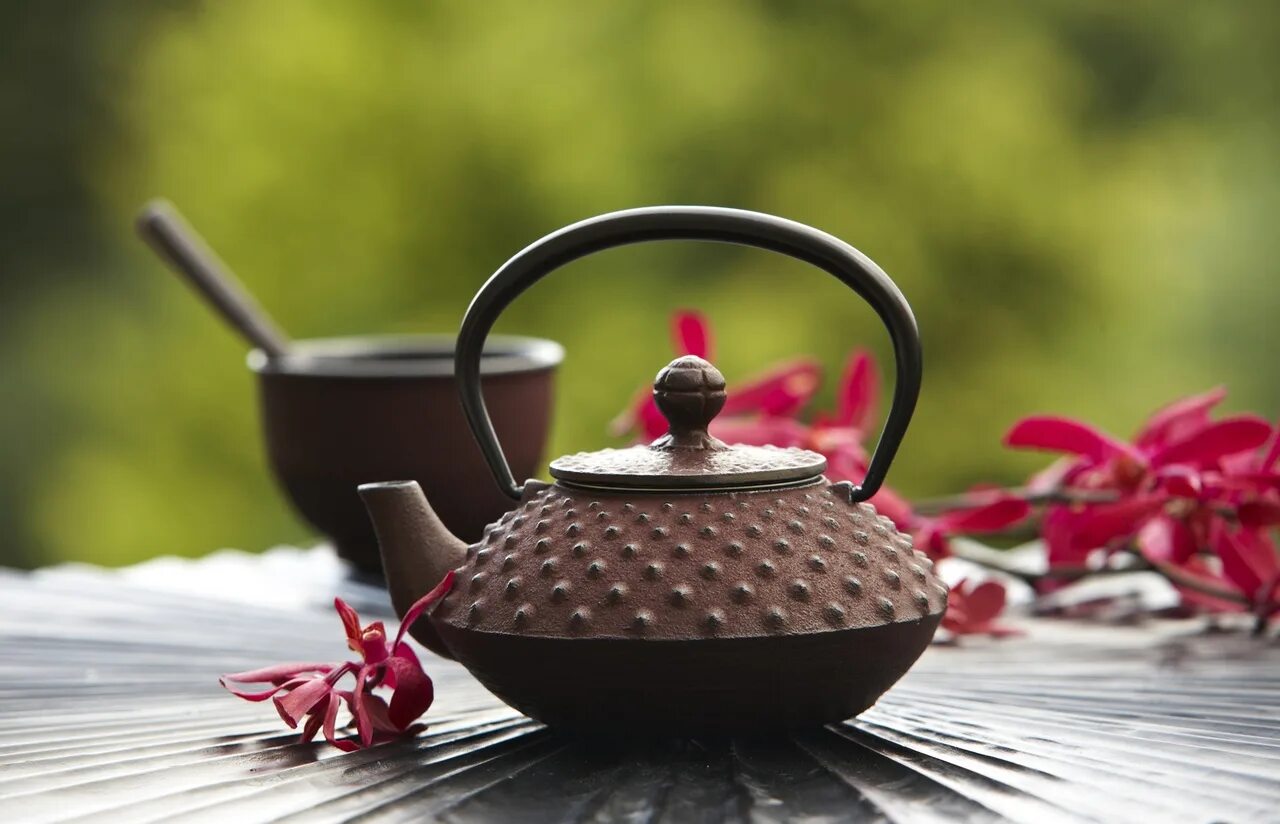 Чай в чайнике. Чайник для чайной церемонии. Чайник для чая металлический. Китайский чайник для чайных церемоний. Чайники для церемонии
