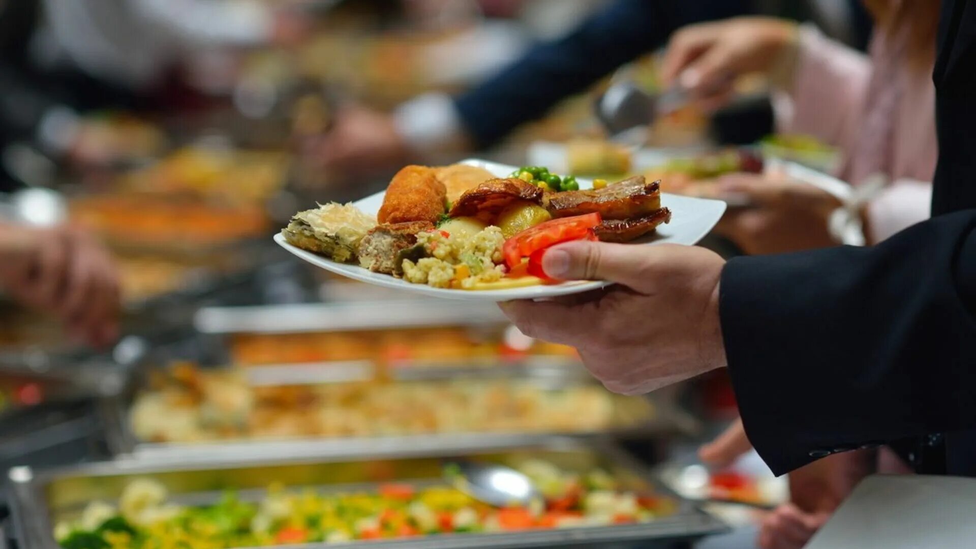 Выдача еды. Семья за праздничным столом. Сон раздавать еду. Человек дает еду. Косметика нищие.