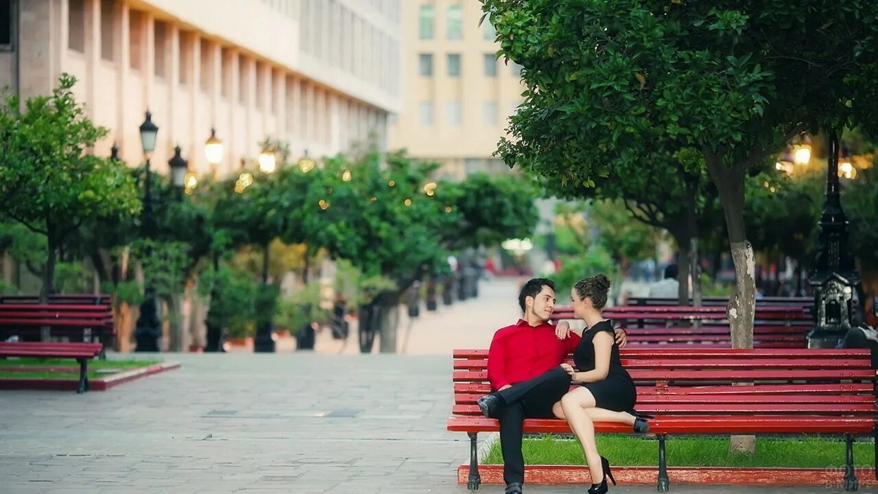 Люди сидят на диванчике. Men sitting on girl. Парень и девушка на скамейке. Парень грустит. Don t use mobile phone while sitting with friends.