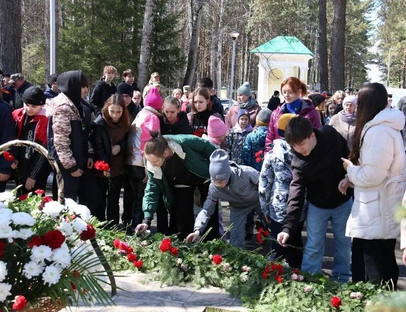 За живых и погибших. День памяти ветеранов. Живая память. Памятник работникам СХК. Памятник Иглаково Северск.