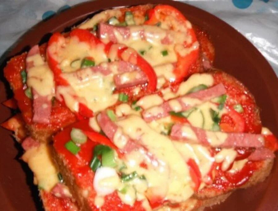 Тесто кетчуп колбаса. Бутерброды с колбасой и болгарским перцем. тесто с колбасой и кетчупом.