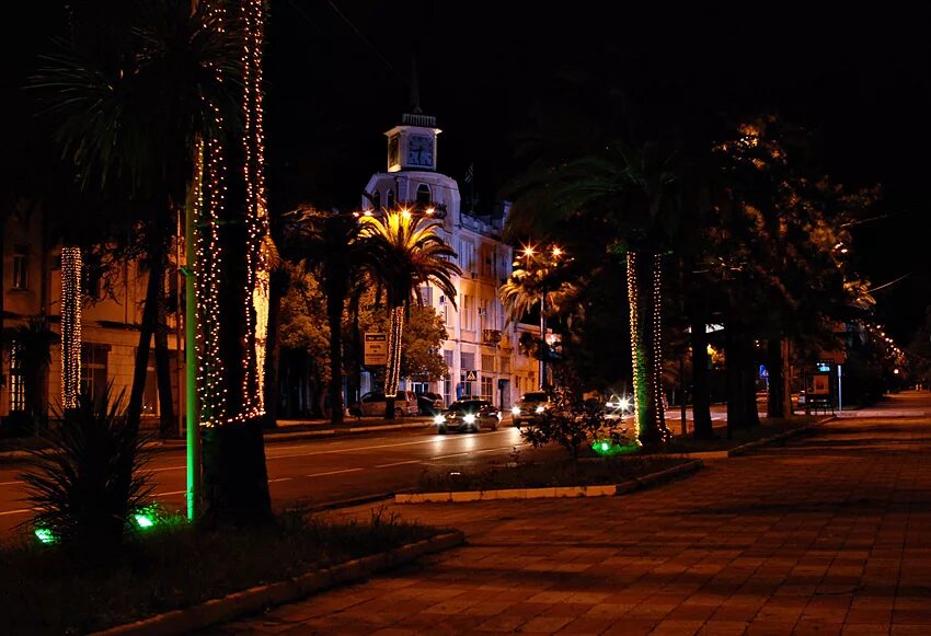 клубы сухума. таверна хаит сухум. здание железнодорожного вокзала сухум. ночной клуб азия судак. ночная очамчира абхазия.