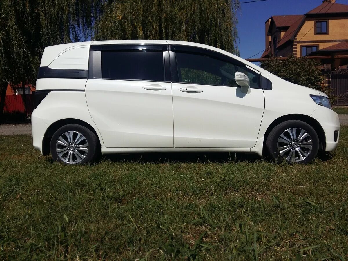 Honda freed 2 белый r17. Хонда Фрид белая 2012. Honda freed Plus белая r16. Хонда Фрид на r17.