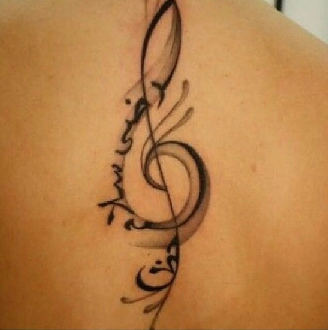 тату скрипичный ключ на руке. скрипичный ключ и басовый ключ тату. скрипичный ключ значение на зоне. скрипичный ключ значение на зоне. тату скрипичный ключ маленький.