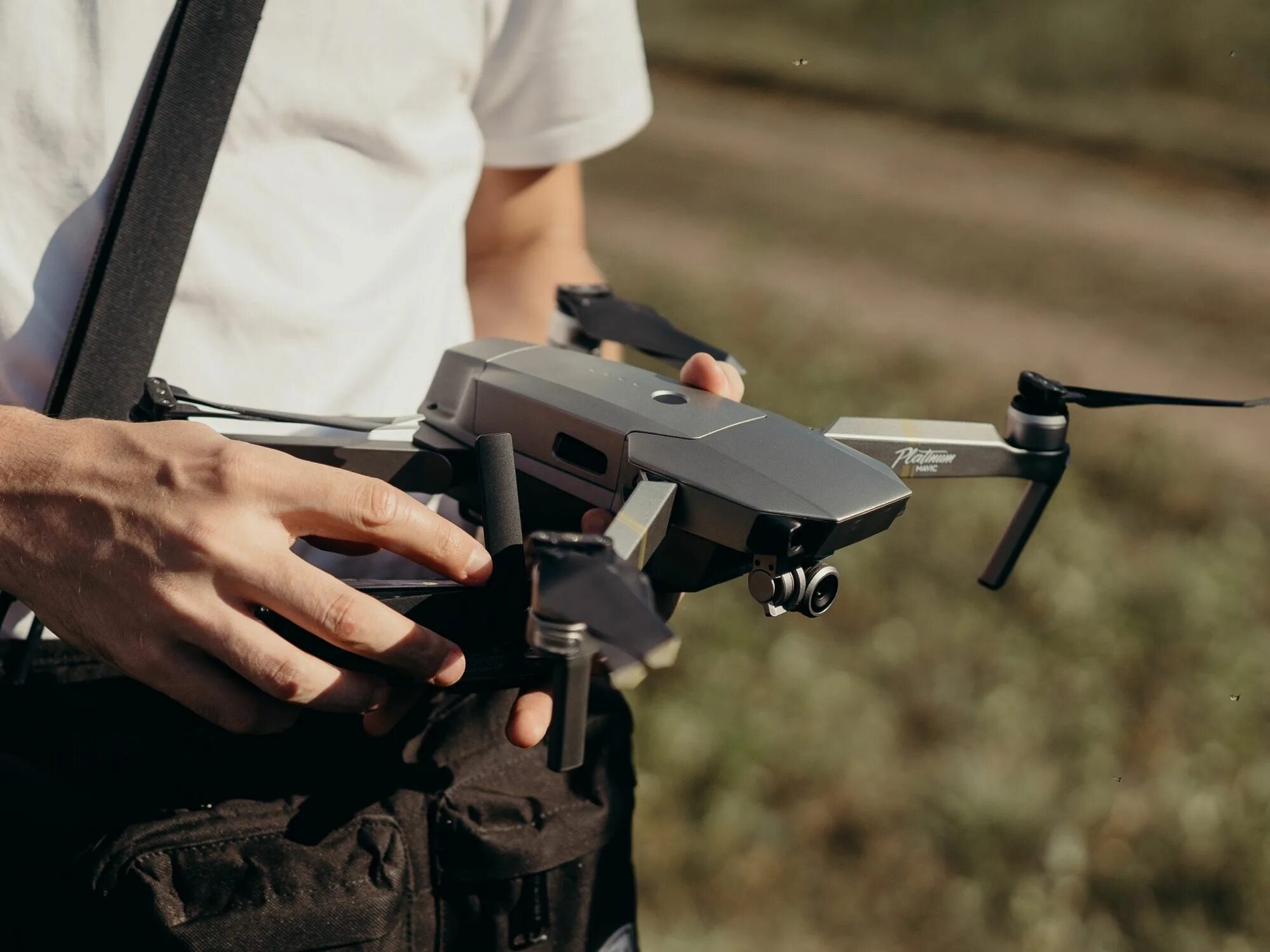 Беспилотник в темноте. Бвс dji. dji mavic по pilot. современные беспилотники. дроны беспилотники.