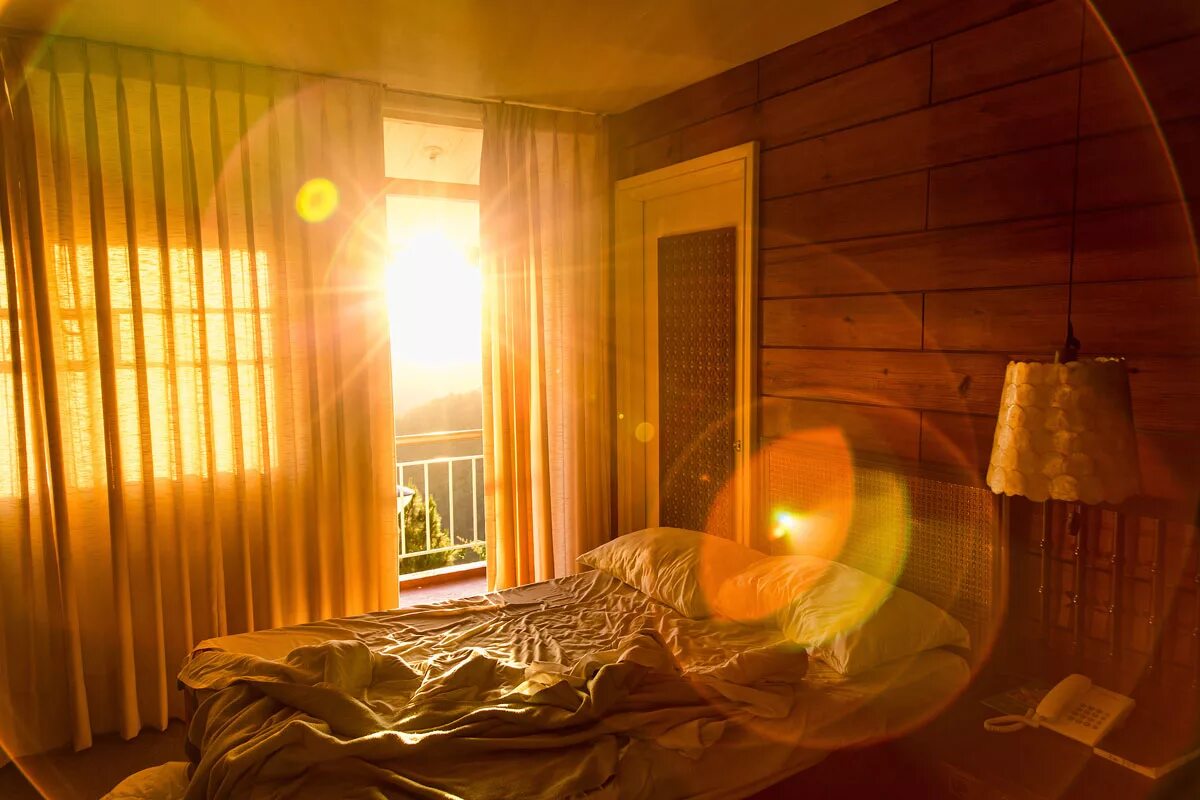 Поставь свет потеплее. Лучи солнца в комнате. Солнце в комнате. Утро в комнате. Солнечный свет в комнате.
