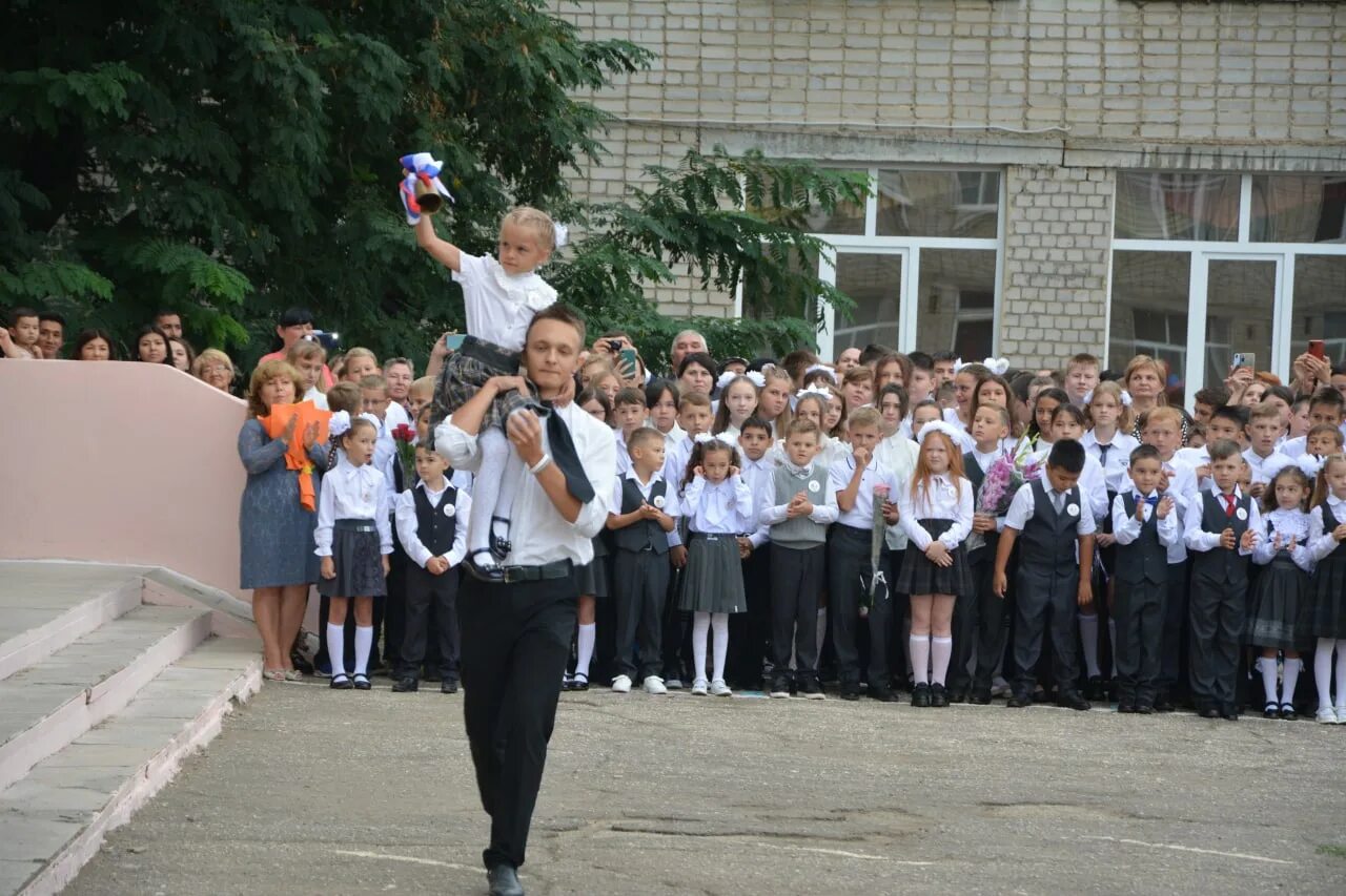 Директора школ энгельса. 33 Школа Энгельс. 9 Школа Энгельс. 33 Школа Энгельс ученики. Девятая школа Энгельс.