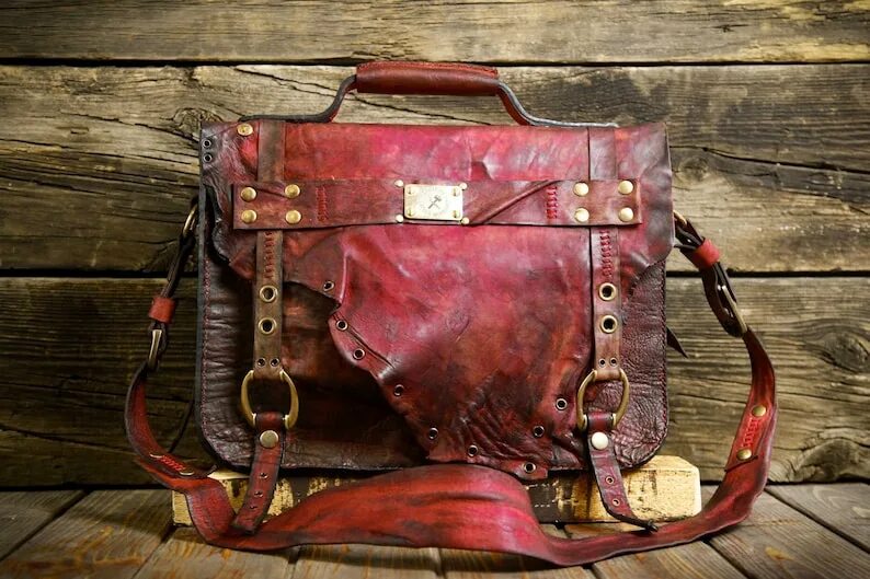 Старая женская сумка. Старая женская сумка. Сумочка саквояж женская луи вьютон. Сумка мессенджер почтальонка. Старая женская сумка.