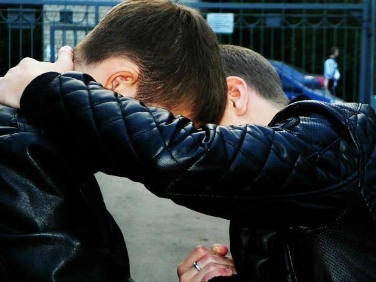 Фф брат лучшего друга. Дружба пацанов. Фильм влюбилась в друга брата. Сверхъестественное 1 сезон сэм убивает дина. Любовь между парнями.