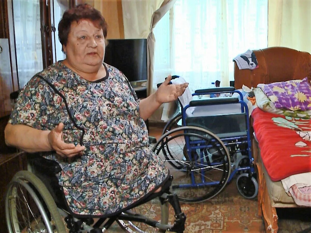 Каким то дряхлым инвалидом глядел сей. Инвалид. Женщина инвалид. Бабушка инвалид. Женщина инвалид пожилая.
