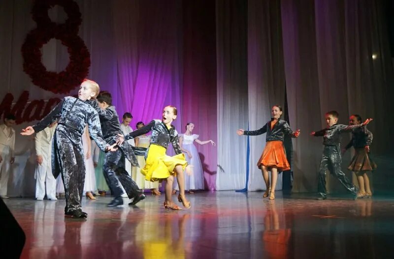 День народного единства в 2022 рамки. Ансамбль танца идел кукмор. Качества творческого коллектива. Концерт в театре. Дом культуры.