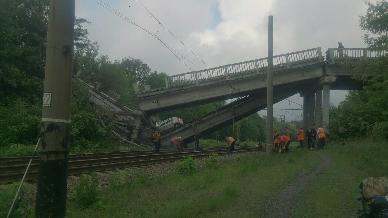 Купянск взорван мост. Разрушенный мост Дебальцево. Горловка Железнодорожный мост. Разрушенный ЖД мост в Луганске.