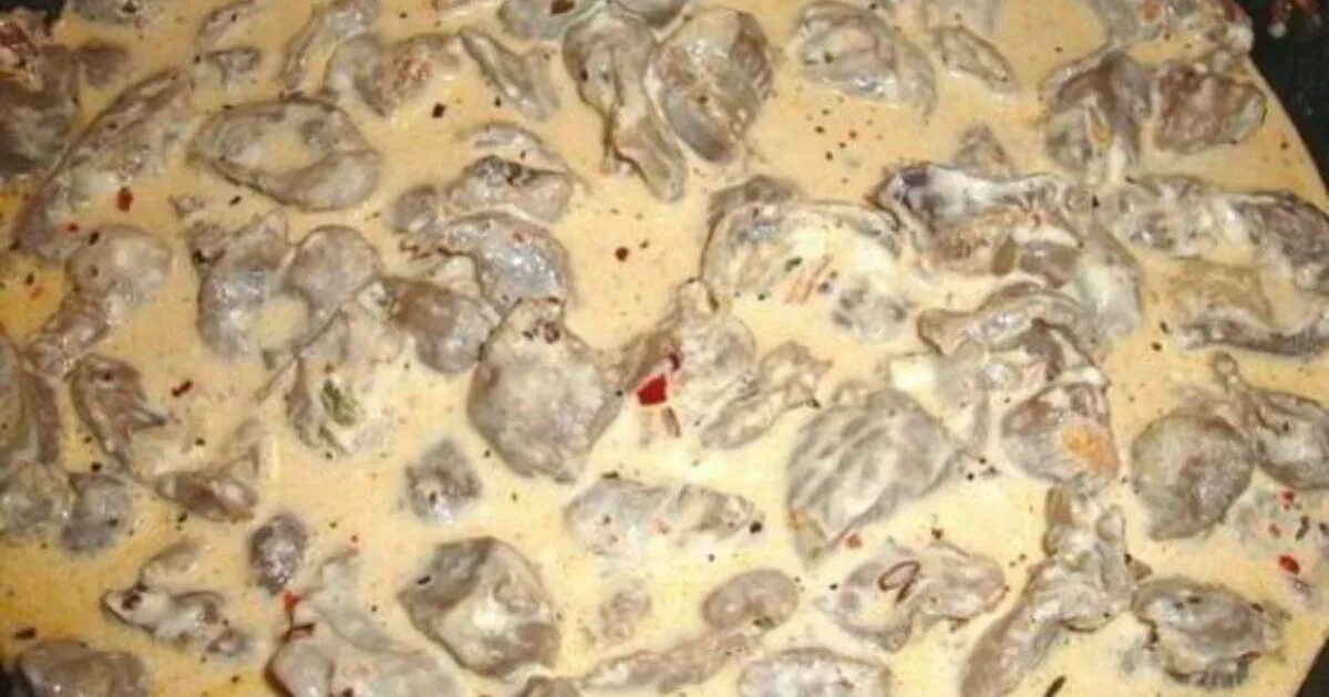 Куриные желудки в сметанном соусе. Куриные сердечки тушеные в сметане. куриные пупки в сметанном соусе. куриные желудки в сметане. сердечки куриные в сметане в духовке.