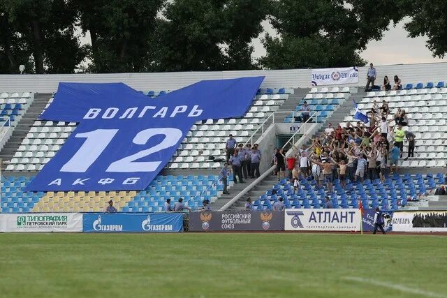 Стадион волгарь. Фанаты Волгаря. ФК Волгарь стадион. Баннер Волгарь. ФК Волгарь Астрахань стадион.