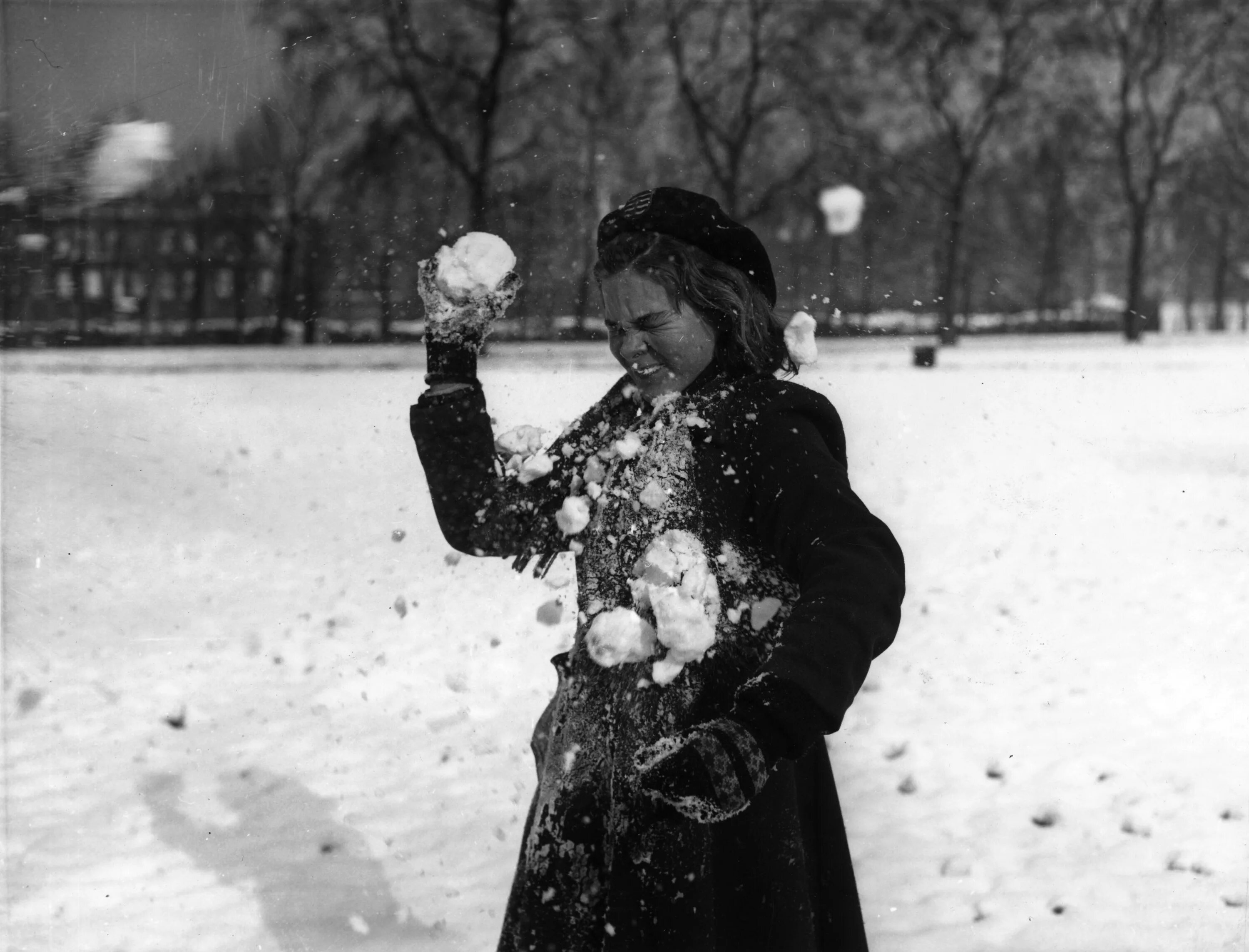 Играй 1 снег. Советское детство зима. Игра в снежки. Советское детство снежки. Советское детство зимой.