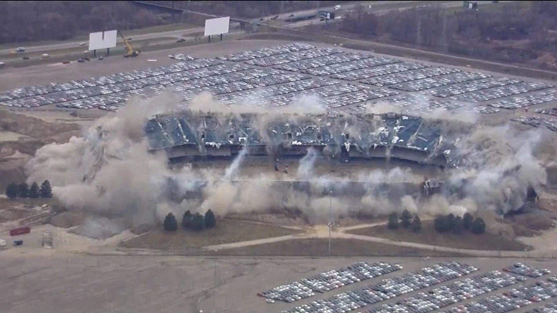 Взрыв на стадионе. Pontiac Silverdome стадион. Взорвавшийся стадион. Взрывной демонтаж.