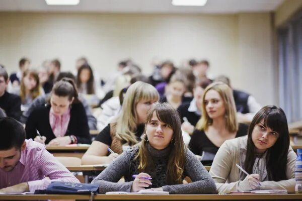 Выпускница вуза. Студенты выпускники. Образование в австралии. Стипендии «erasmus. Высшее образование.