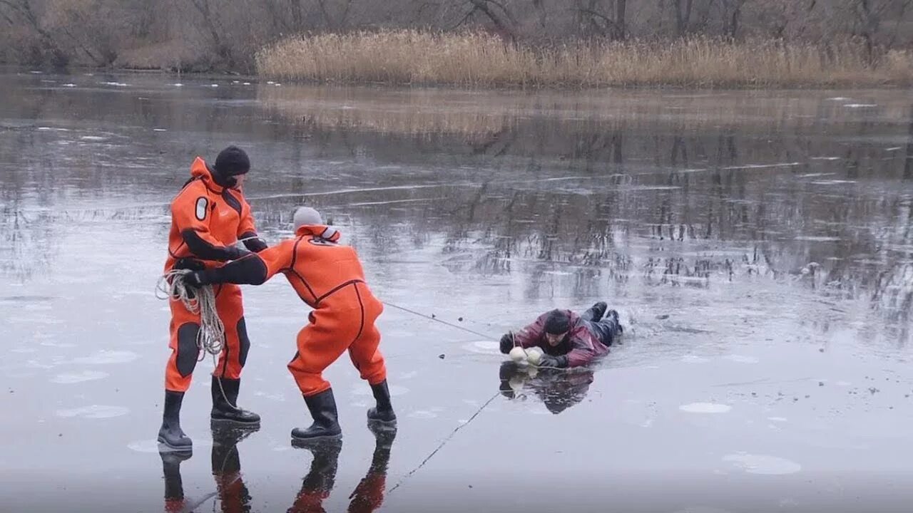 Водолаз на льду.