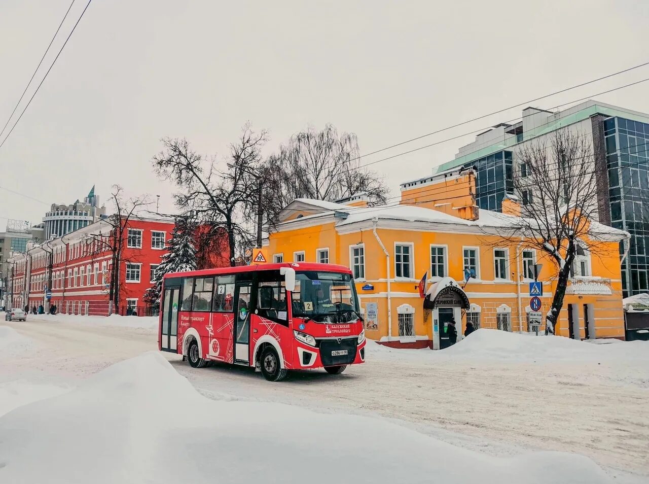 Калуга красные автобусы. Транспорт Калуга. Калуга общественный транспорт. Калужский троллейбус красный автобус. Калужский новый транспорт.