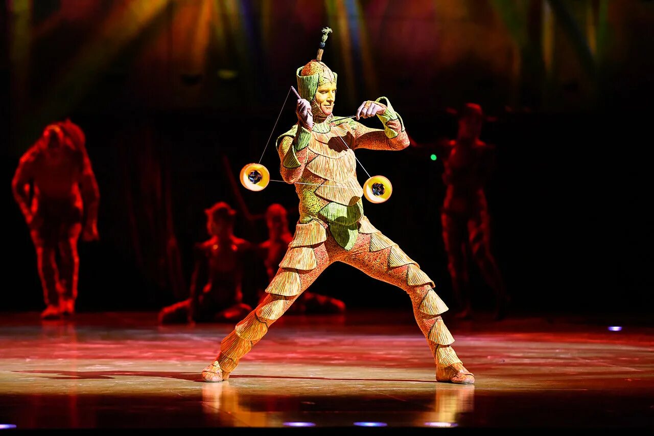 Цирк должен гастролировать отпускайте клоунов. Цирк дю солей акробаты. Жизнь цирковых. Цирк дю солей канада здание. Фотограф в цирке.