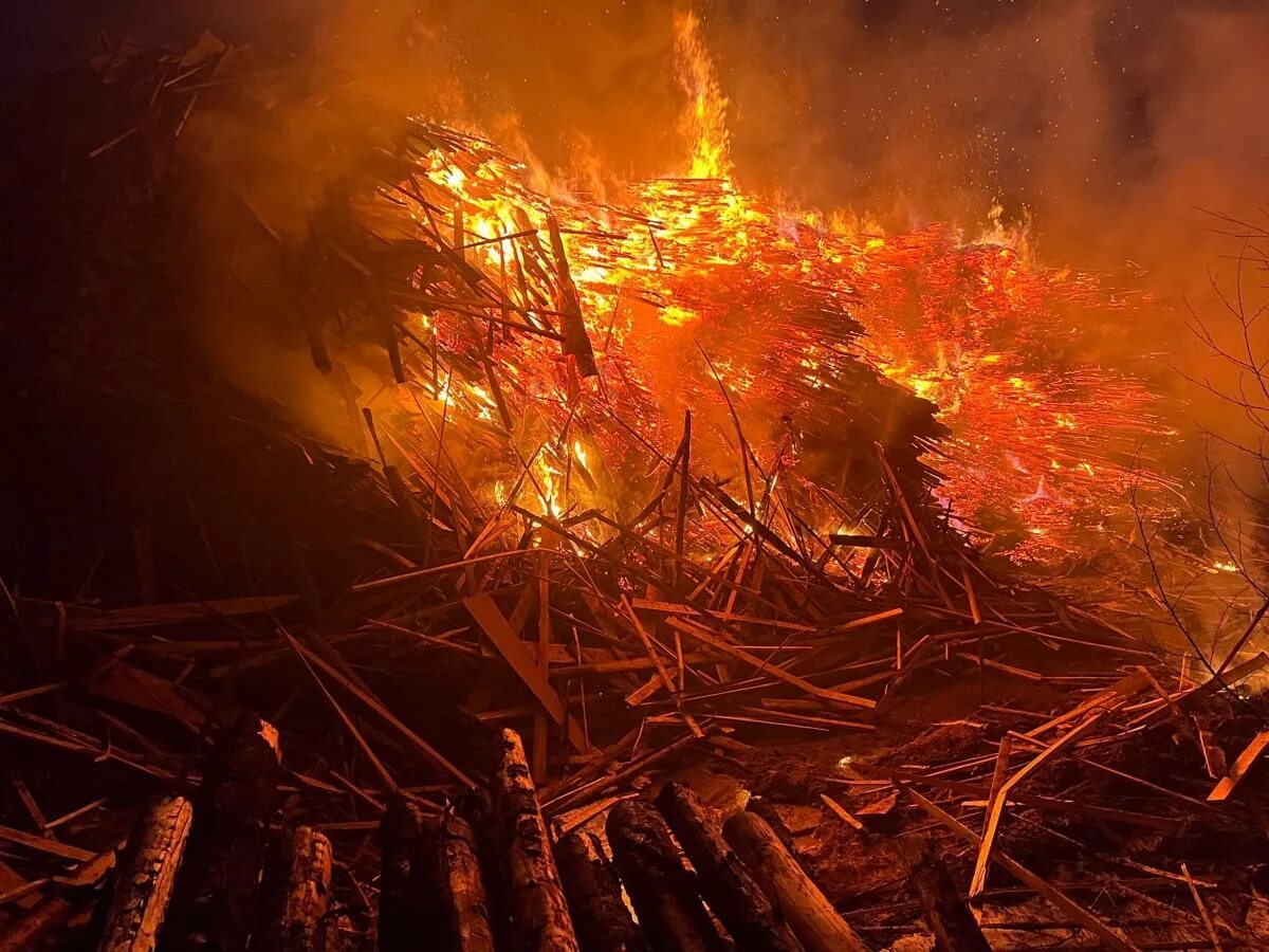 Пожар. Ужасный пожар. Губаха пожар. Земля охваченная огнем.