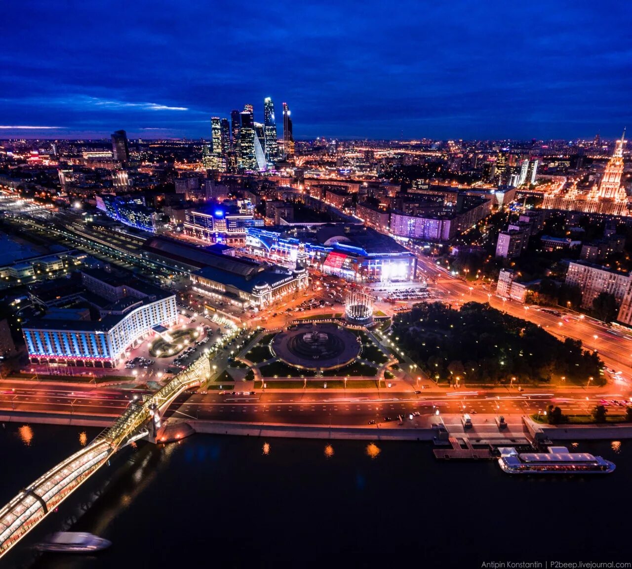 Россия ночью. Москва. Ночная Москва с высоты птичьего полета. Вид ночной Москвы с высоты птичьего полета. Ночная Москва с коптера.