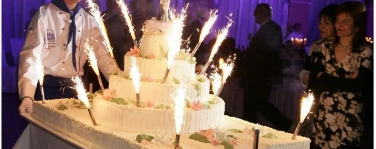 Вынос торта на свадьбе с фейерверком. Вынос торта на свадьбу от ведущей. Костюмы на вынос торта. Фейерверки на полу при разрезание свадебного торта. Выносят торт