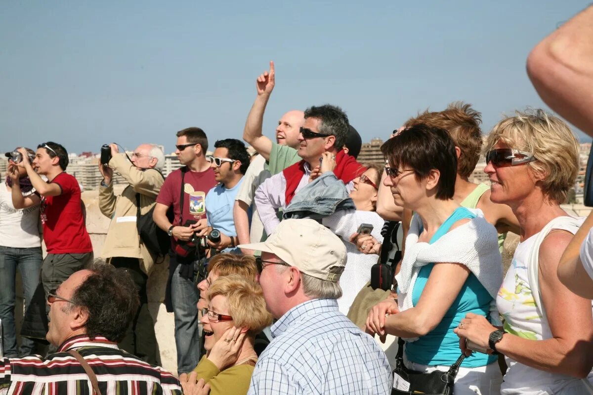 Лето туризм. В группе российских туристов 2 человека. Довольные туристы. В группе российских туристов 2 человека. Европейские туристы.