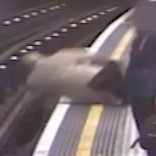 Столкнул под поезд