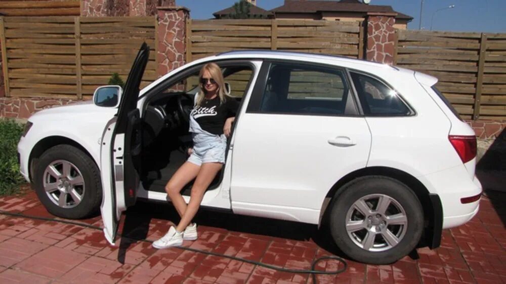 Девушка возле автомобиля. Машина сестра 2. Мелодрама расколотые сны. Шевроле корвет и девушка. Машина сестра.