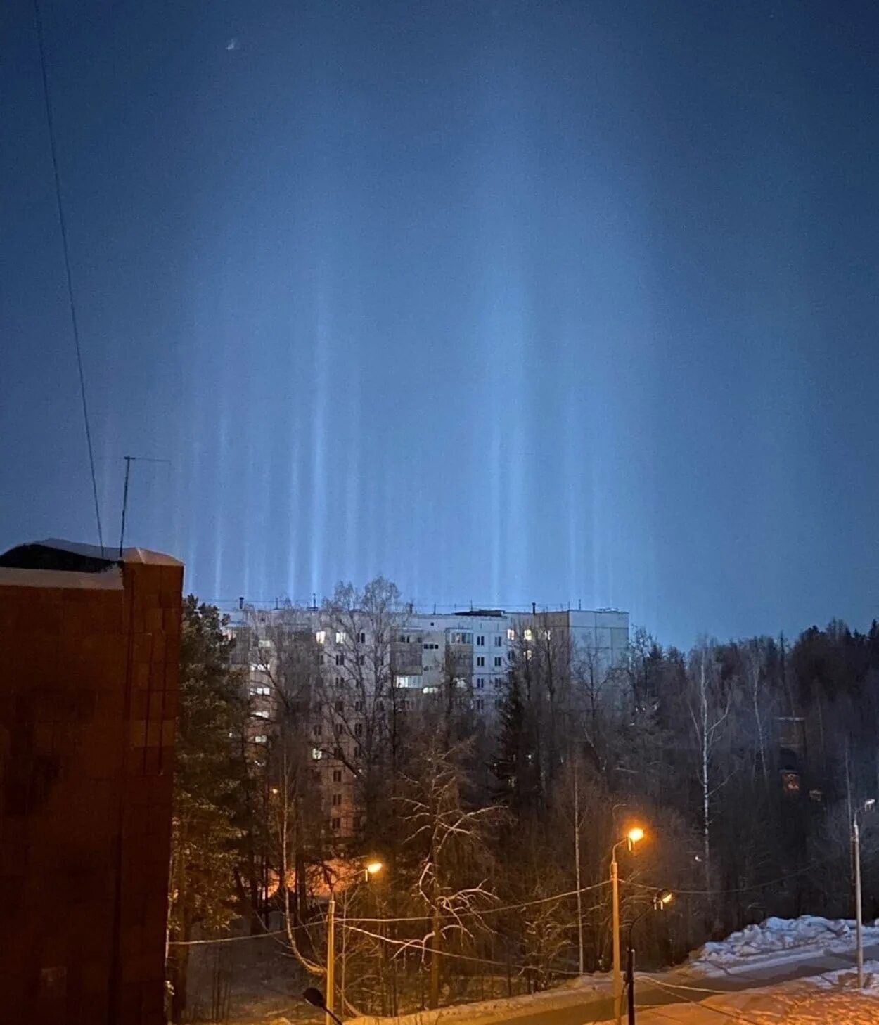 Сегодня ночью что то. Световые столбы 2025. световые столбы в небе. световые столбы природное явление. световые столбы ночью.