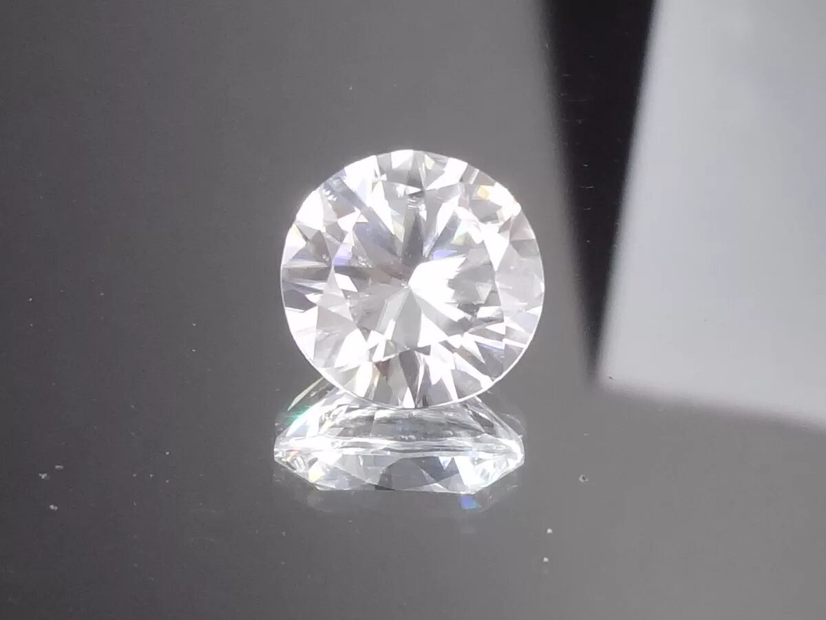 Main stone. White Zircon. Драгоценный камень циркон. White Gem. Zircon серый.