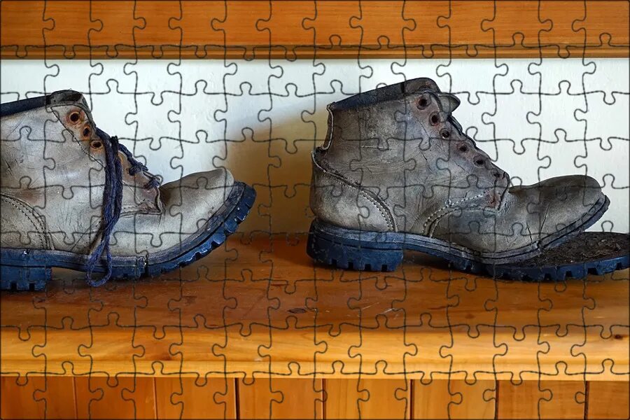 Старые кожаные ботинки. Порванные ботинки. Дырявые ботинки. Старинные ботинки. Дырявый сапог.