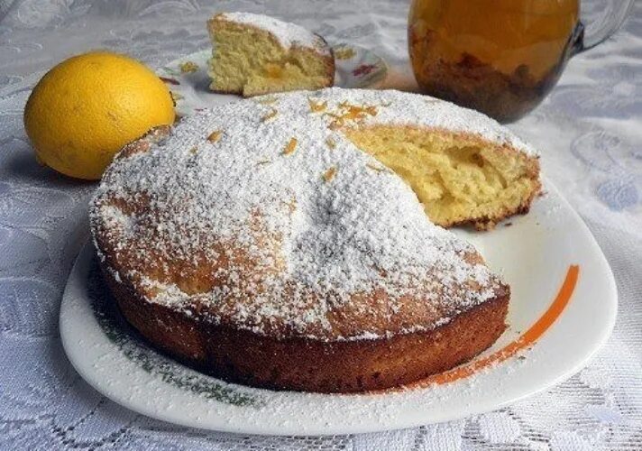 апельсиновая шарлотка. шарлотка с апельсинами и яблоками. шарлотка с апельсиновой цедрой. шарлотка с тыквой сверху лимонной цедрой. шарлотка.